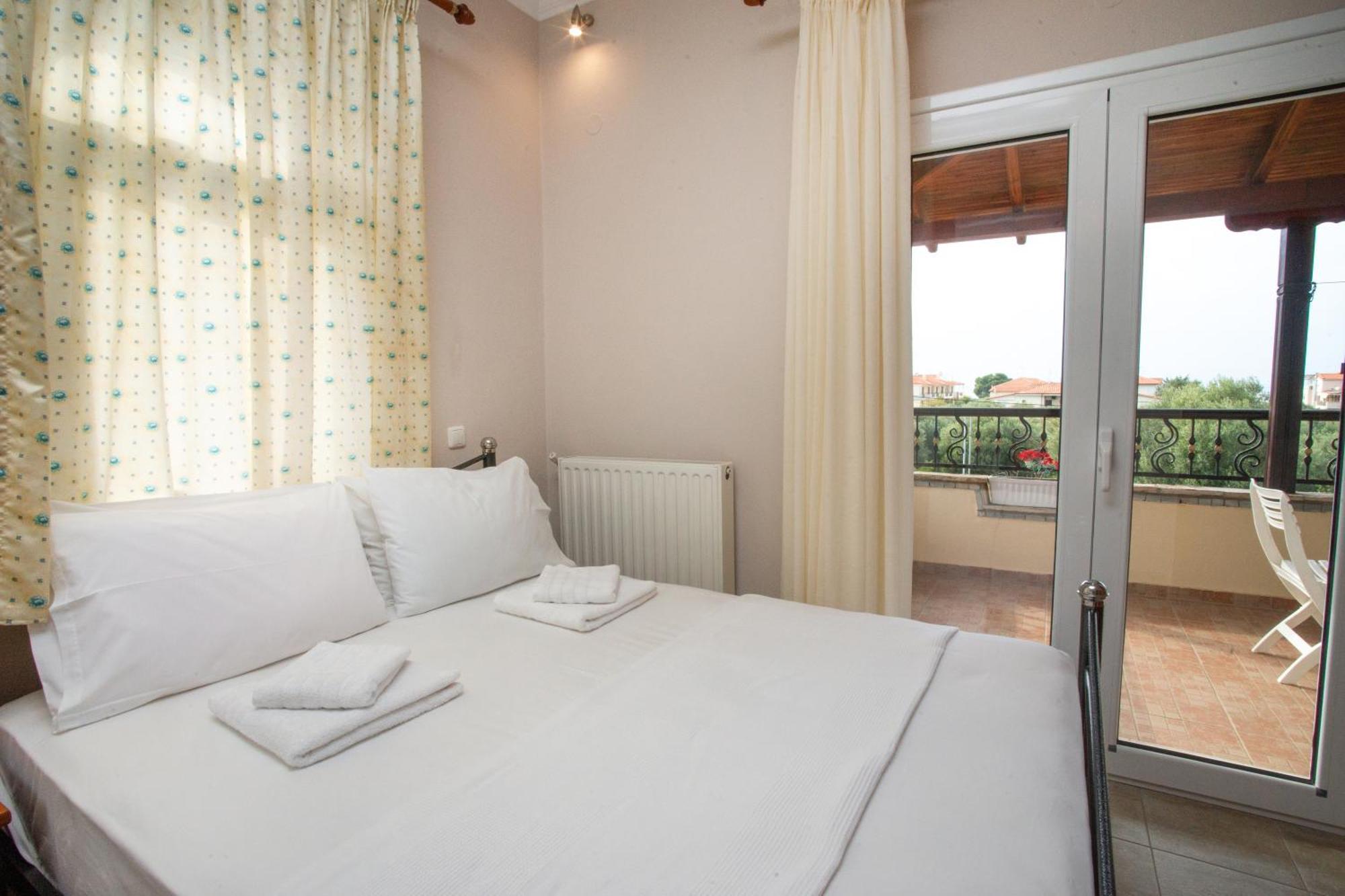 Private 6-Bdrm Villa With Garden 150M To Beach Paradisos Bagian luar foto