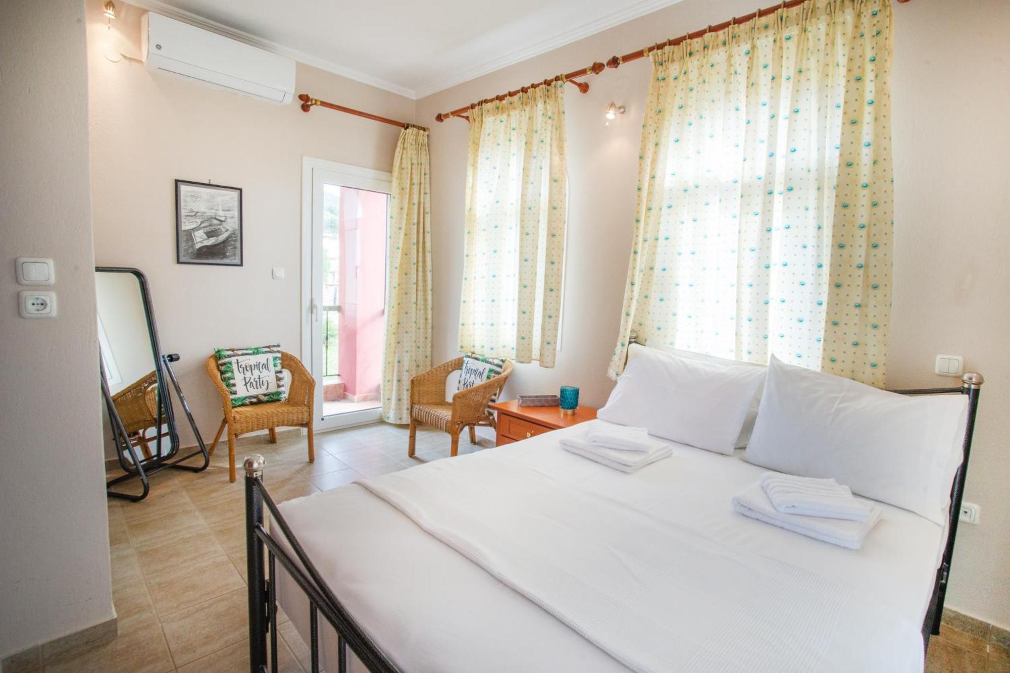 Private 6-Bdrm Villa With Garden 150M To Beach Paradisos Bagian luar foto