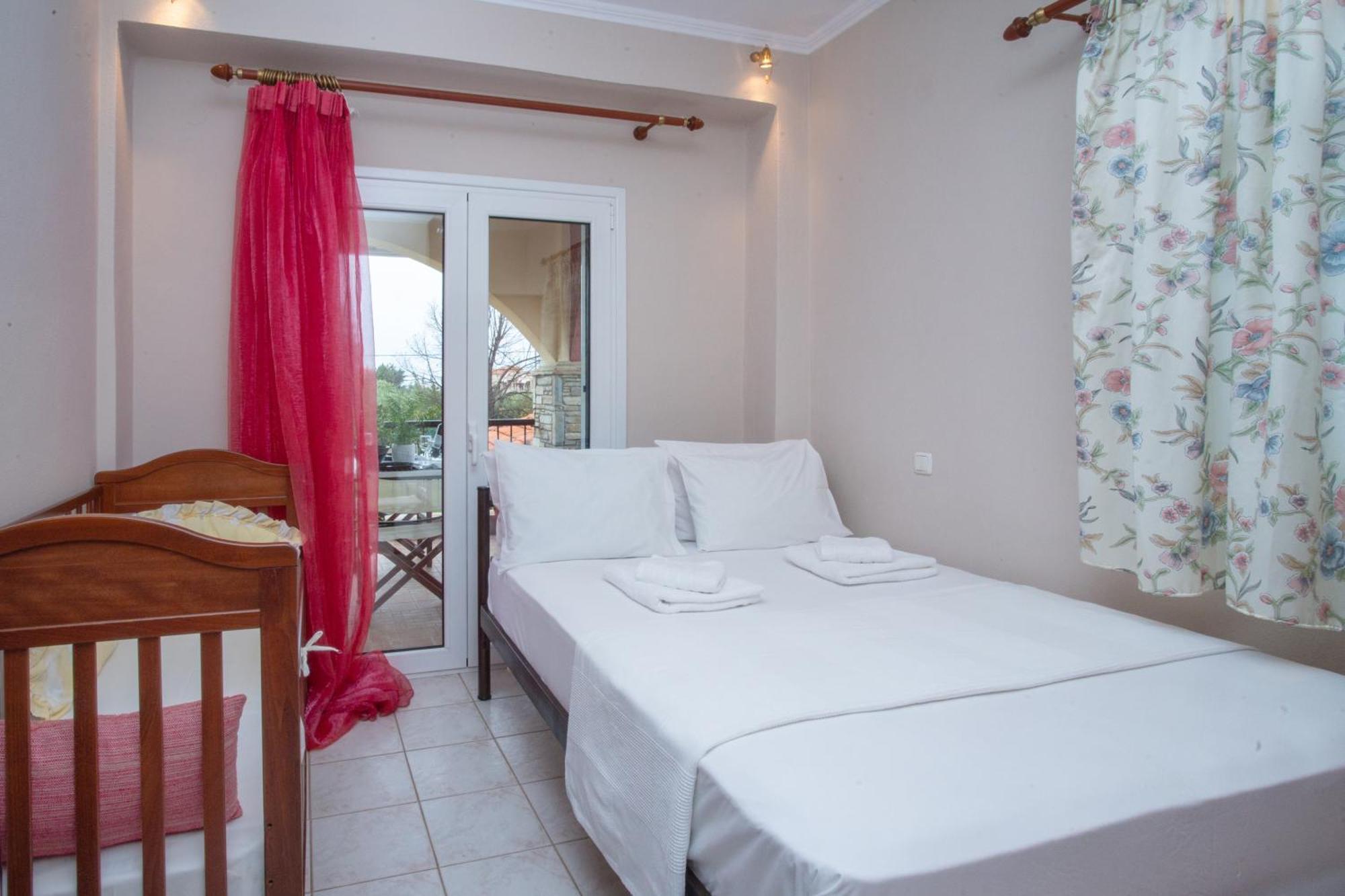 Private 6-Bdrm Villa With Garden 150M To Beach Paradisos Bagian luar foto