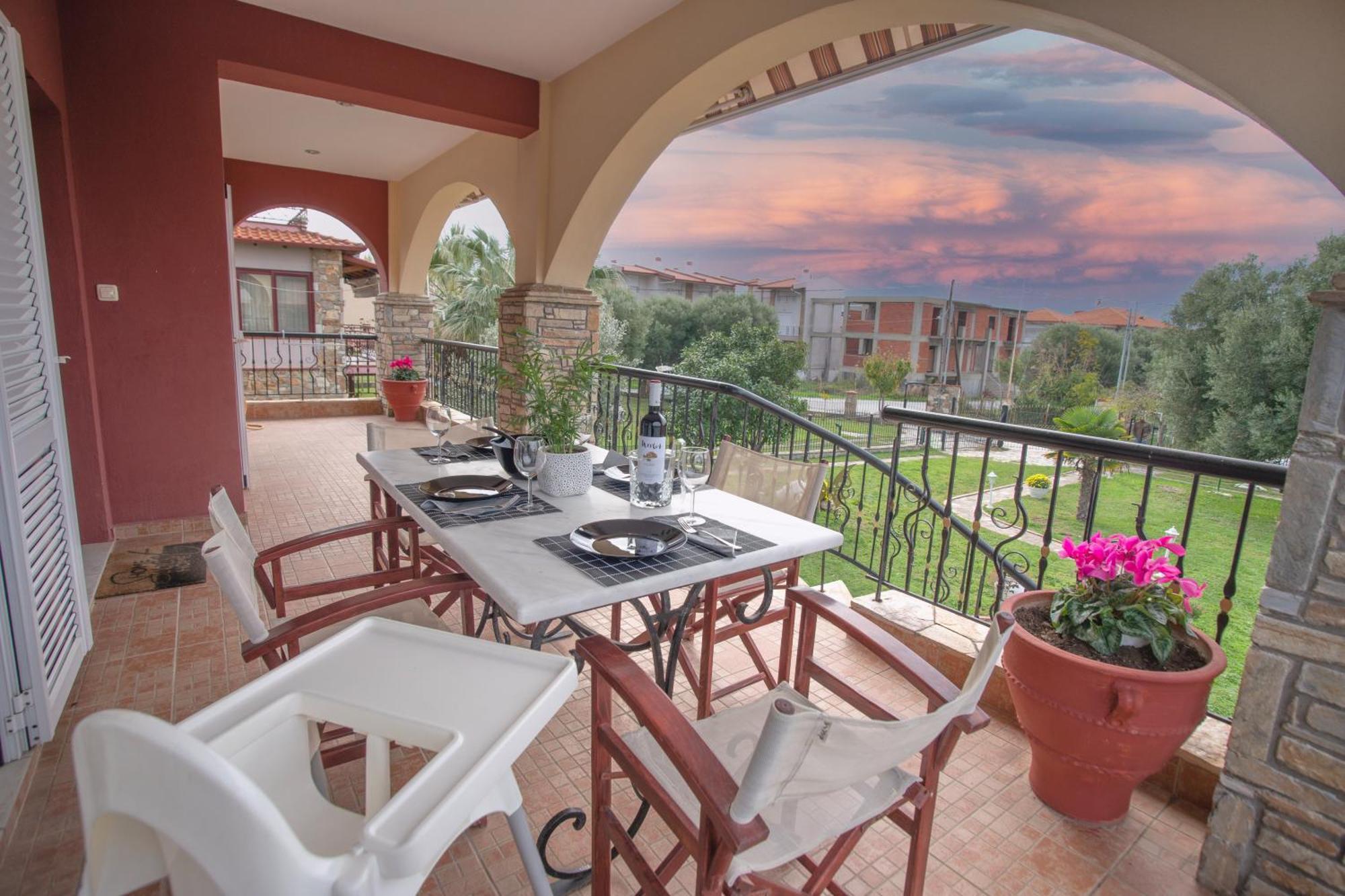 Private 6-Bdrm Villa With Garden 150M To Beach Paradisos Bagian luar foto