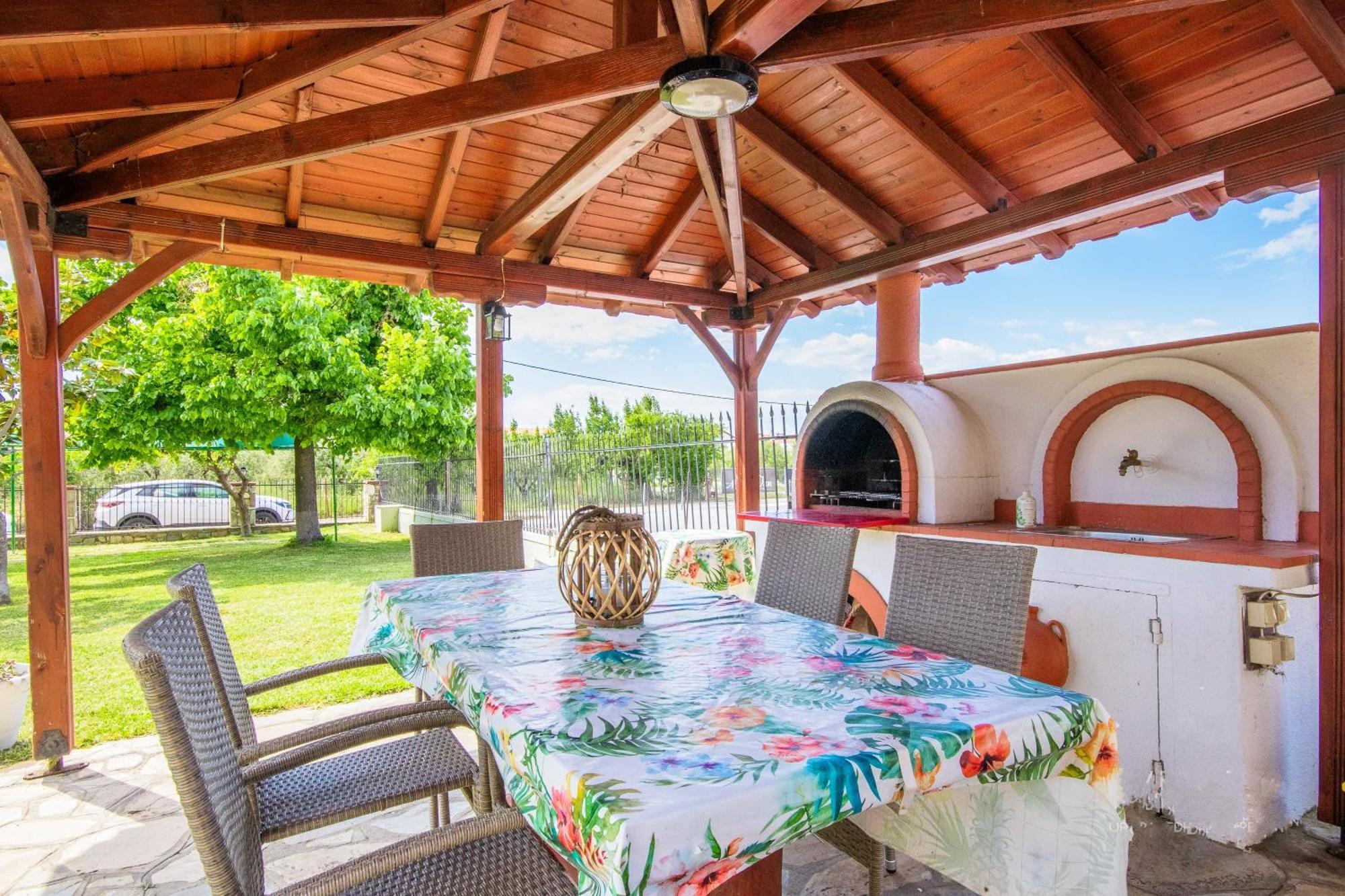 Private 6-Bdrm Villa With Garden 150M To Beach Paradisos Bagian luar foto