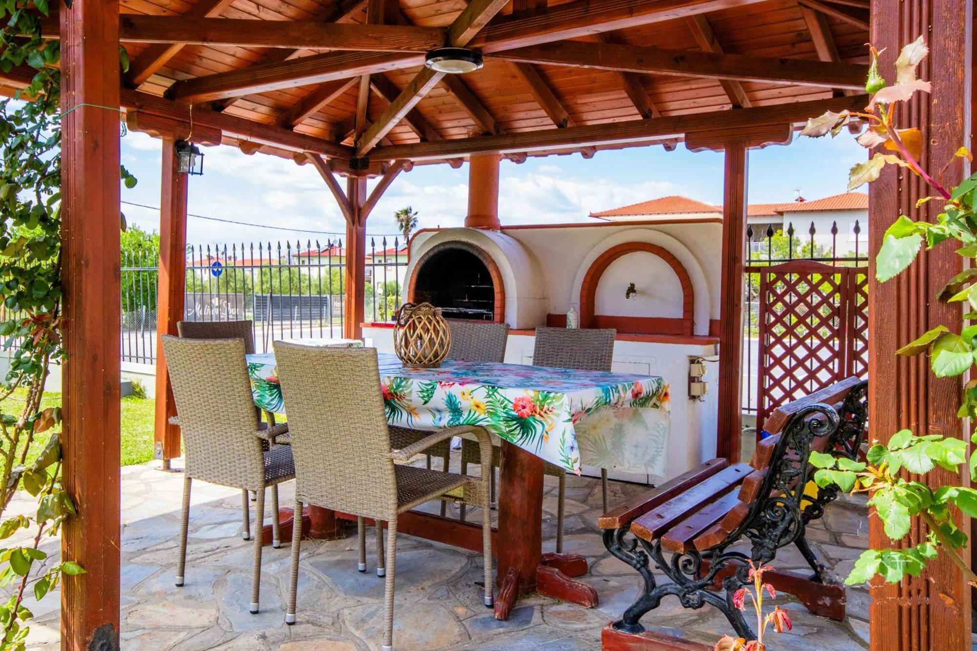 Private 6-Bdrm Villa With Garden 150M To Beach Paradisos Bagian luar foto